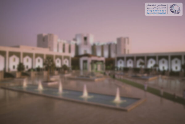 صورة غير واضحة تحاكي الرؤية لدى شخص مصاب بالساد (الماء الأبيض)